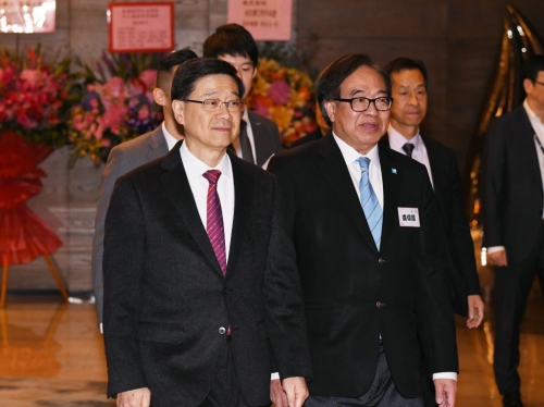 行政长官李家超(左)在经民联主席卢伟国(右)陪同下进场。 何健勇摄 行政长官李家超(左)在经民联主席卢伟国(右)陪同下进场。 何健勇摄