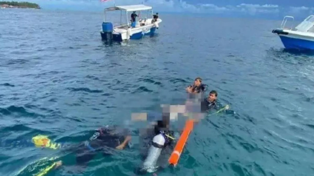 一名中国游客遗体于马来西亚马布岛获打捞上岸。 一名中国游客遗体于马来西亚马布岛获打捞上岸。