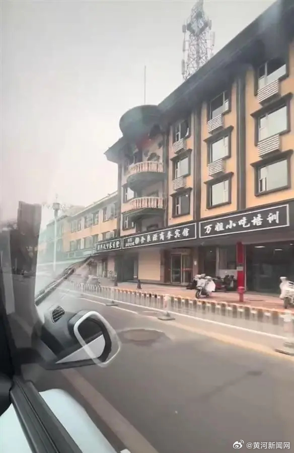 沧州某街道商店招牌全采黑底白字设计惹来关注。 沧州某街道商店招牌全采黑底白字设计惹来关注。