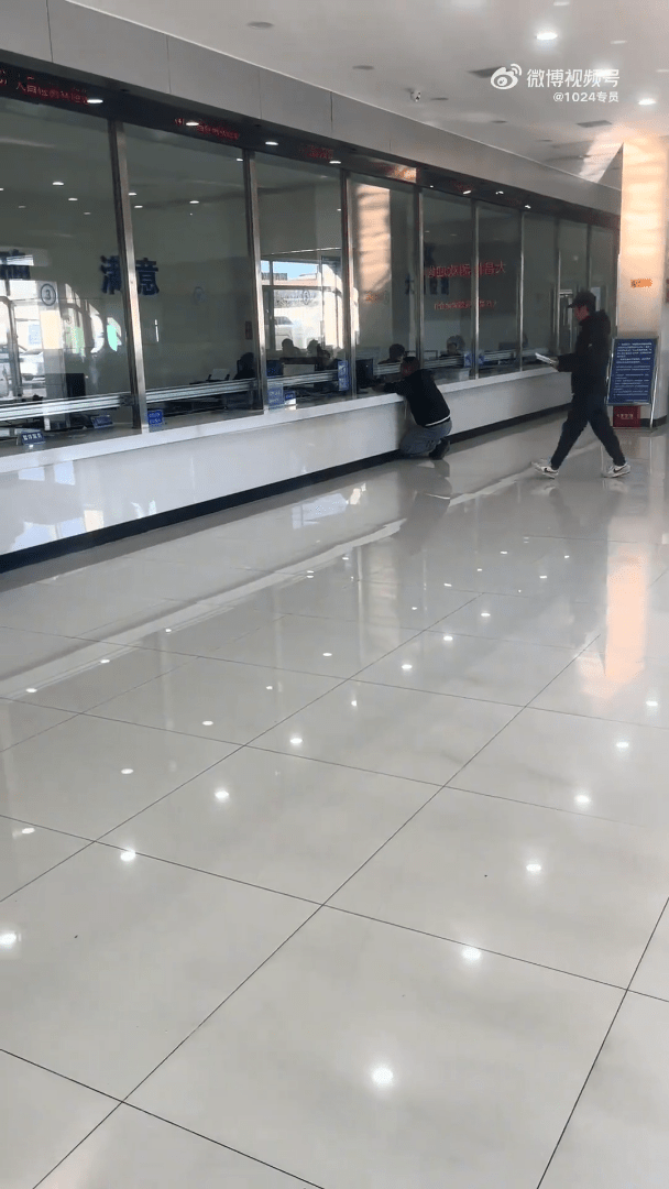 一名男子半蹲在窗口前。 一名男子半蹲在窗口前。