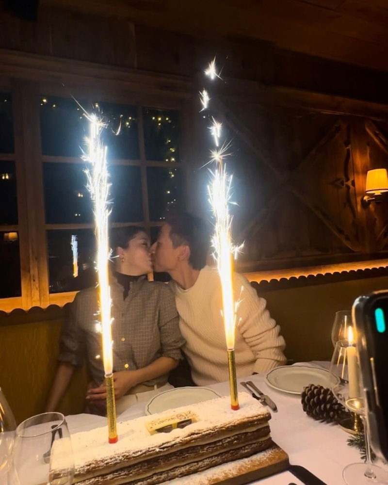 二人在烟花前嘴咀,温馨浪漫。 二人在烟花前嘴咀,温馨浪漫。