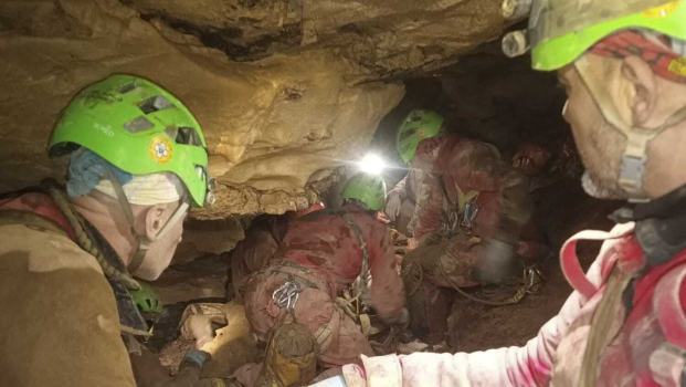 拯救隊伍深入洞穴,將皮亞納連同擔架抬出。 美聯社 拯救隊伍深入洞穴,將皮亞納連同擔架抬出。 美聯社