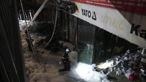 消防员在现场搜救。美联社 消防员在现场搜救。美联社