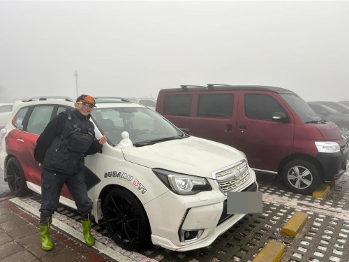 合欢山区19日凌晨5时许短暂下冰霰，等雪游客开心高呼“追雪成功”！