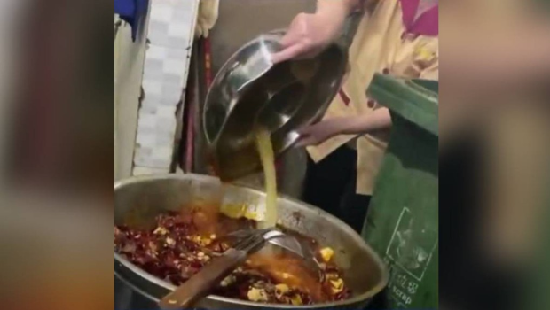 内地过去也有食肆被发现制作出售“口水油”。 内地过去也有食肆被发现制作出售“口水油”。