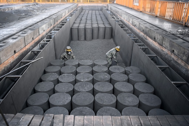 中国石墨生产线。 新华社 中国石墨生产线。 新华社