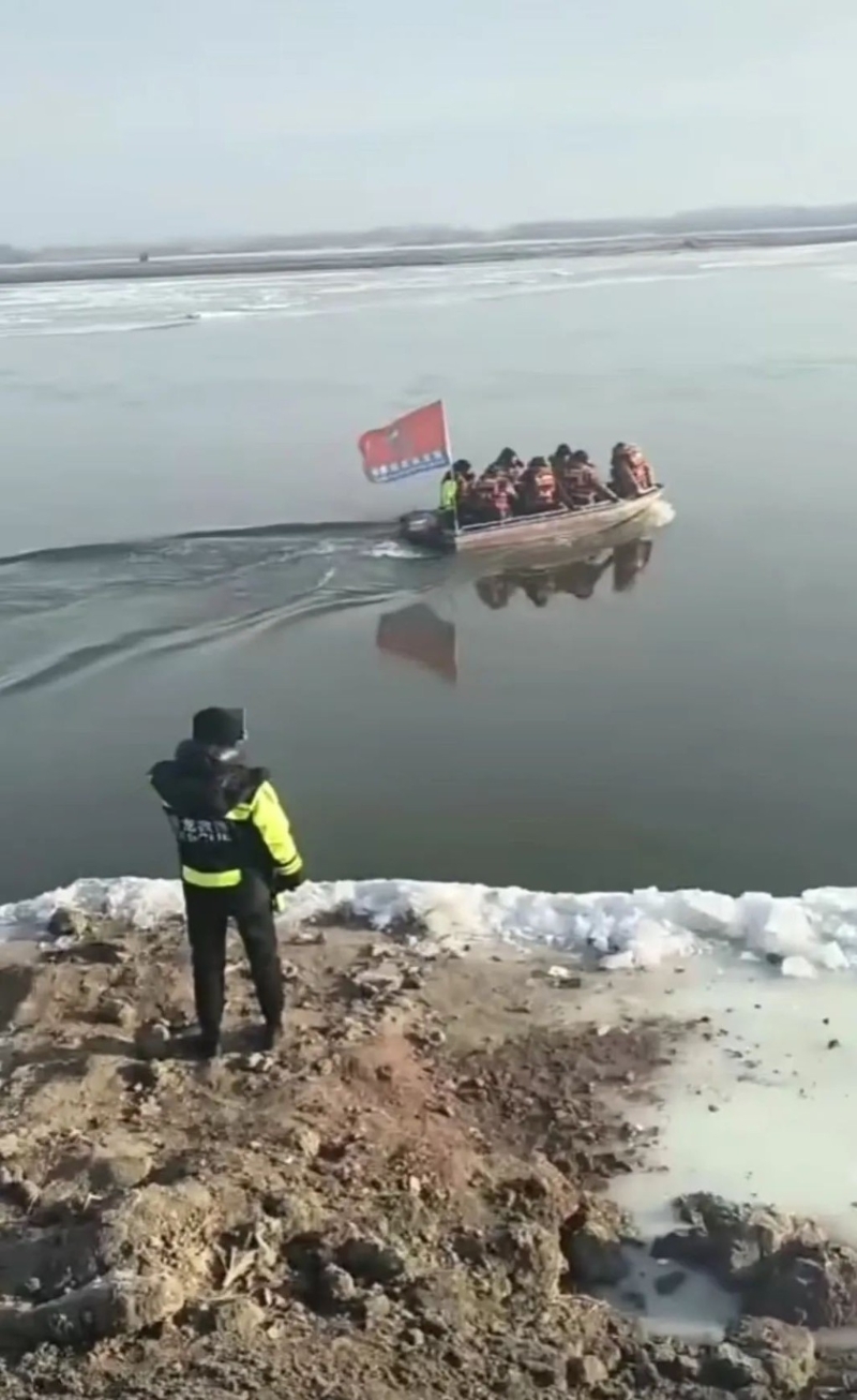 救援人员希望找到失踪者。 救援人员希望找到失踪者。