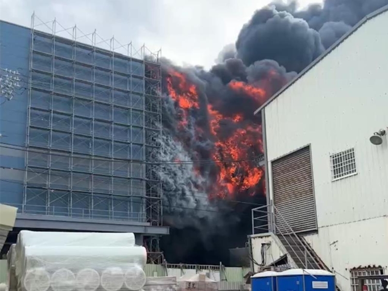 全联超市位在台中市大肚区沙田路的仓储惊传火警,酿9死8伤惨剧,台中地检署20日指派8组检察官前往医院和殡仪馆相验,中午12时54分完成。 全联超市位在台中市大肚区沙田路的仓储惊传火警,酿9死8伤惨剧,台中地检署20日指派8组检察官前往医院和殡仪馆相验,中午12时54分完成。