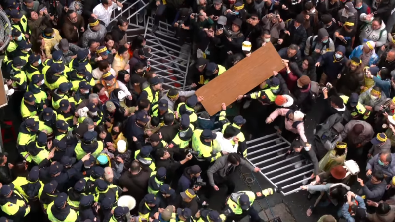 “立法院”外青鸟群众冲破围栏,与驻卫警爆发冲突。 “立法院”外青鸟群众冲破围栏,与驻卫警爆发冲突。