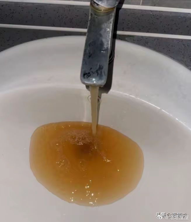 很多学生在互联网投诉食水有问题。 很多学生在互联网投诉食水有问题。