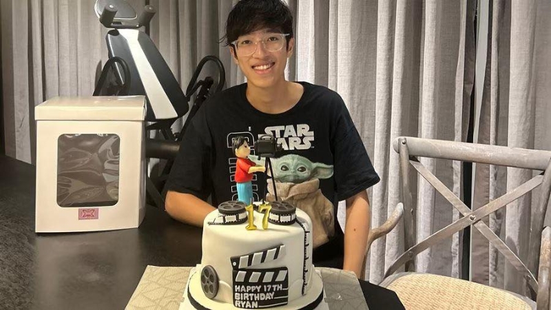 李立仁17岁生日罕有露面，外界惊讶他竟与栏王刘翔撞样。