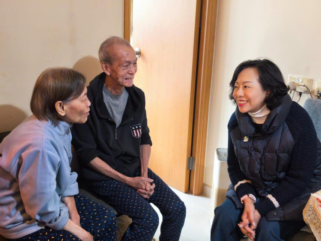 麦美娟与长者户聊天。 麦美娟与长者户聊天。