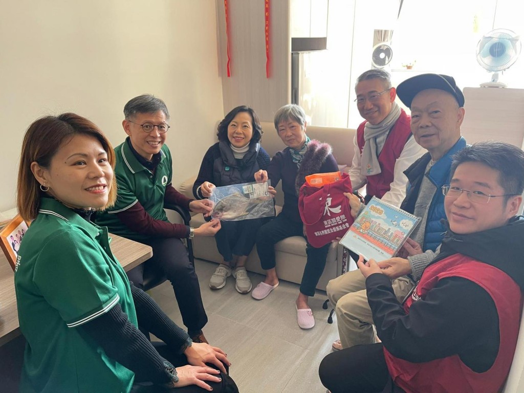 一行人向探访户送上礼物包。 一行人向探访户送上礼物包。