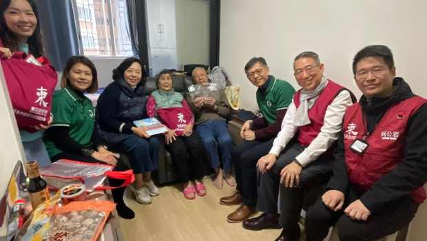 麦美娟与东区关爱队探访明华大厦长者及有需要家庭 麦美娟与东区关爱队探访明华大厦长者及有需要家庭