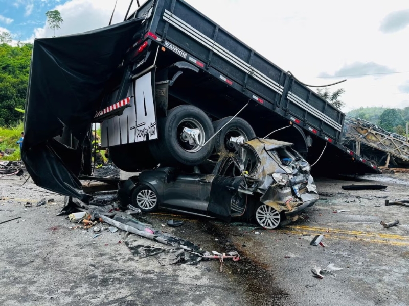 意外亦涉及一辆私家车，车上三名乘客被救出生还。路透社