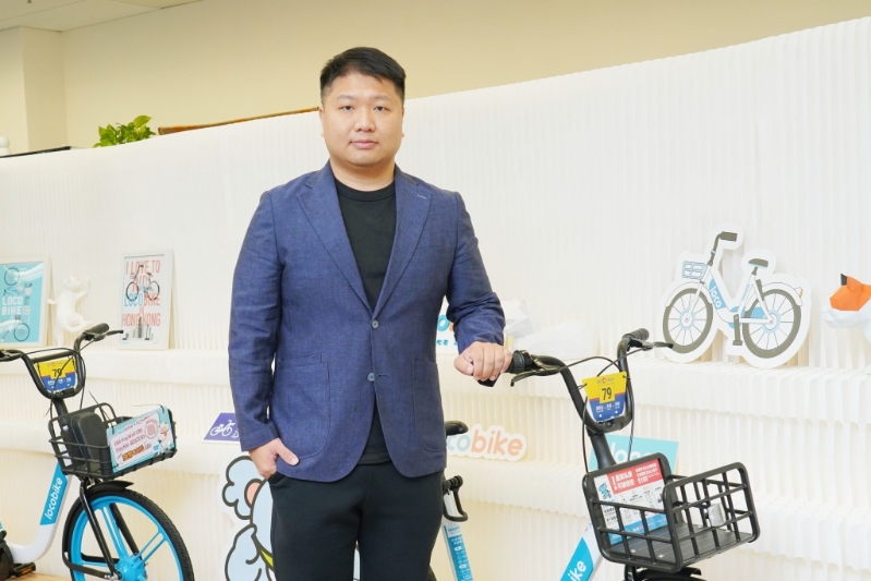 Locobiker创办人程俊豪接受《星岛》访问时表示,立法强制踩单车佩戴头盔对市民选择使用绿色出行影响很大。 Locobiker创办人程俊豪接受《星岛》访问时表示,立法强制踩单车佩戴头盔对市民选择使用绿色出行影响很大。