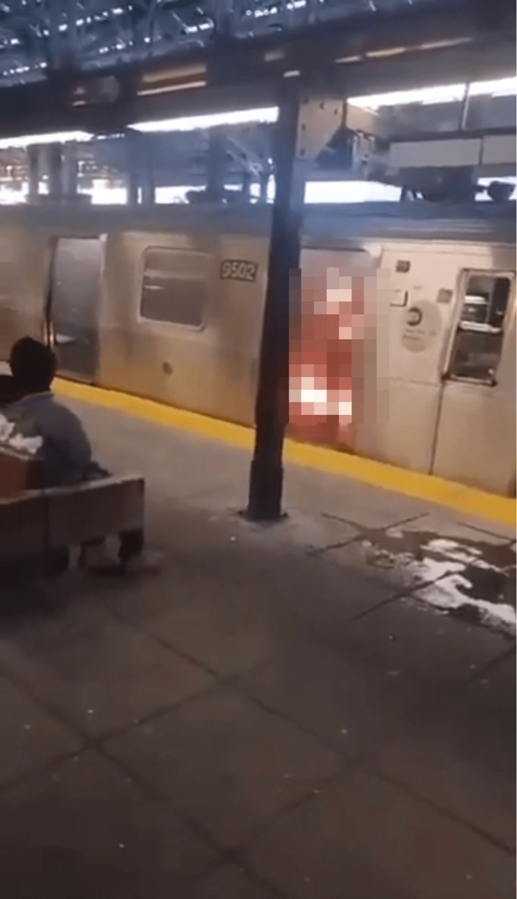 疑犯(左)留在现场,坐在月台长凳眼睁睁看女子被火吞没。 X 疑犯(左)留在现场,坐在月台长凳眼睁睁看女子被火吞没。 X