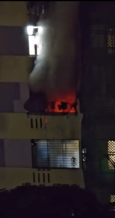 从网上影片可见,起火单位透出熊熊火光,浓烟从窗口源源涌出。 从网上影片可见,起火单位透出熊熊火光,浓烟从窗口源源涌出。