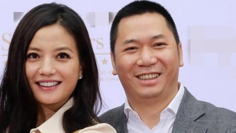 赵薇(左)丈夫黄有龙(右)被指欠债遭入禀高院追讨。 资料图片 赵薇(左)丈夫黄有龙(右)被指欠债遭入禀高院追讨。 资料图片