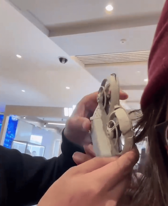 女子被顾客试飞的无人机撞上,头发被缠。 女子被顾客试飞的无人机撞上,头发被缠。