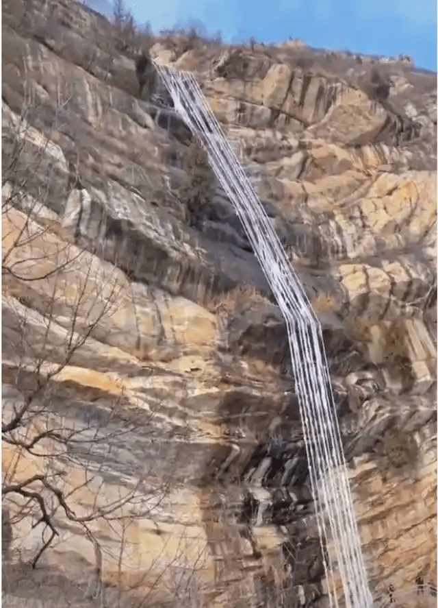 卢崖瀑布看起来像面条。 卢崖瀑布看起来像面条。