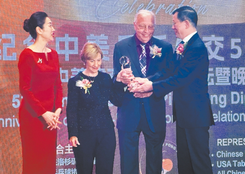 美国乒乓前运动员。 美国乒乓前运动员。