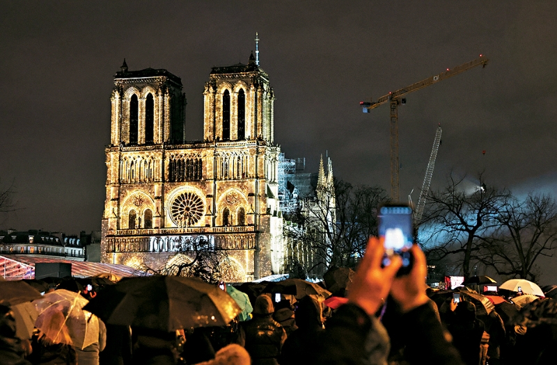 巴黎圣母院重新开放当天,建筑物外墙有显示法语“谢谢”的光雕投影。 巴黎圣母院重新开放当天,建筑物外墙有显示法语“谢谢”的光雕投影。