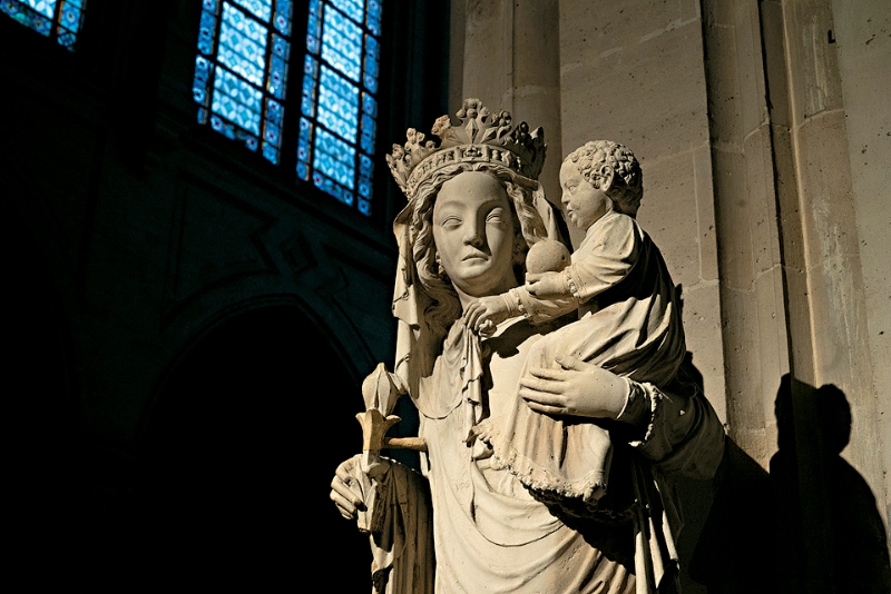 巴黎圣母院藏有许多与宗教及历史有关的雕塑。 巴黎圣母院藏有许多与宗教及历史有关的雕塑。