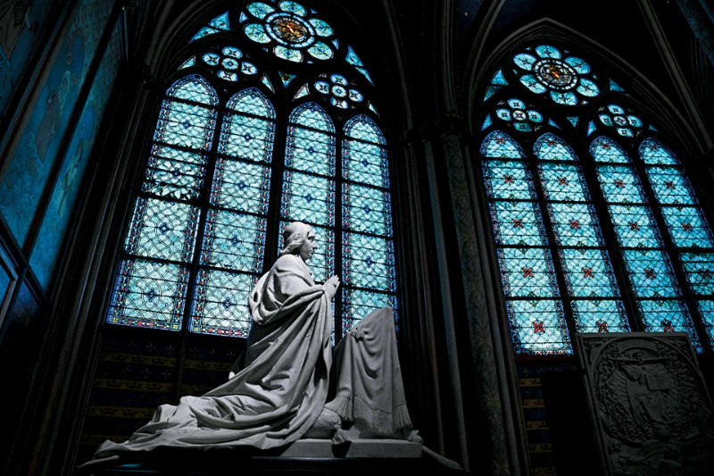漂亮的彩绘玻璃花窗及历史悠久的雕塑,都是巴黎圣母院的艺术瑰宝。 漂亮的彩绘玻璃花窗及历史悠久的雕塑,都是巴黎圣母院的艺术瑰宝。