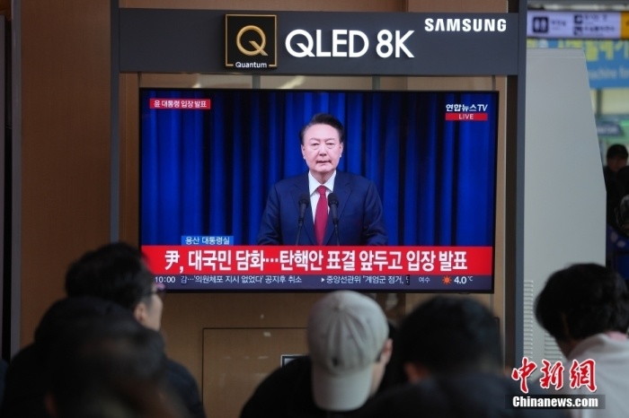 当地时间12月7日,在韩国首尔火车站,民众观看总统尹锡悦发表讲话的电视画面。韩国总统尹锡悦当日通过电视直播发表对国民谈话,就短暂紧急戒严风波向国民道歉。 当地时间12月7日,在韩国首尔火车站,民众观看总统尹锡悦发表讲话的电视画面。韩国总统尹锡悦当日通过电视直播发表对国民谈话,就短暂紧急戒严风波向国民道歉。