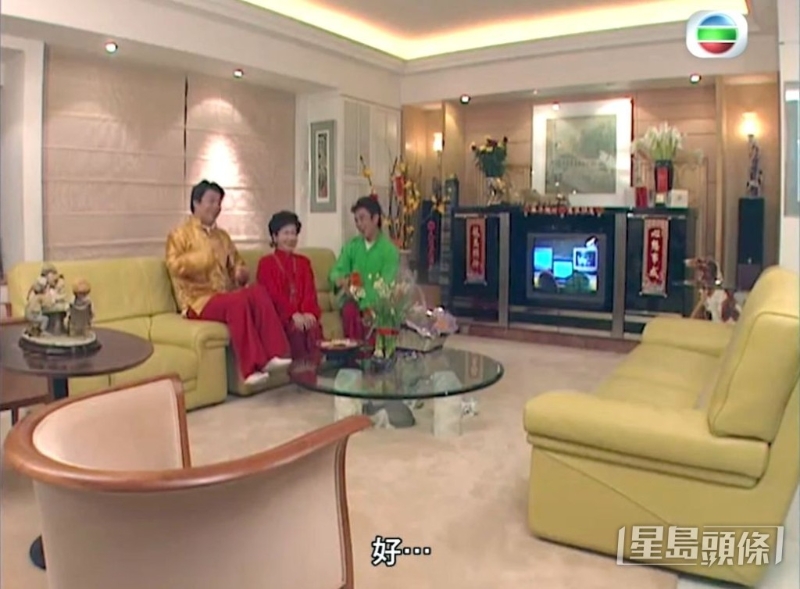 家燕姐住同屋苑大单位,从当年拜年短片中可见寓所空间相当阔落。 家燕姐住同屋苑大单位,从当年拜年短片中可见寓所空间相当阔落。