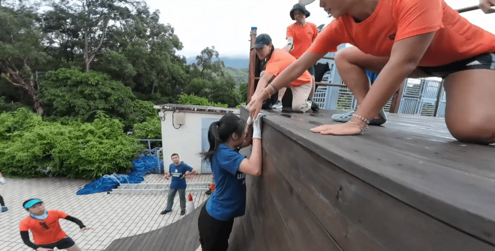 在领袖才能训练营,学员需要付出汗水努力完成挑战。 在领袖才能训练营,学员需要付出汗水努力完成挑战。