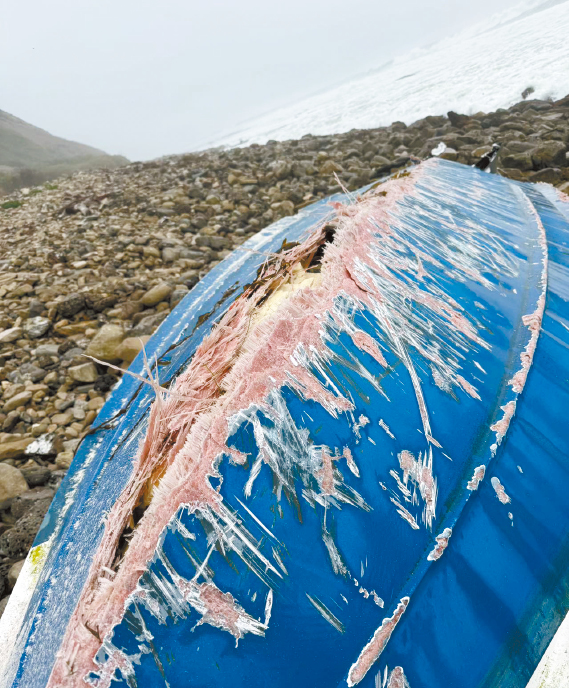 两华男翻覆的船只。 两华男翻覆的船只。