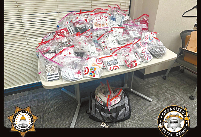 华男偷盗礼物卡。 华男偷盗礼物卡。