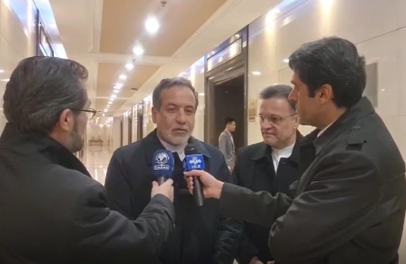 伊朗外长在北京机场接受访问。 伊朗外长在北京机场接受访问。