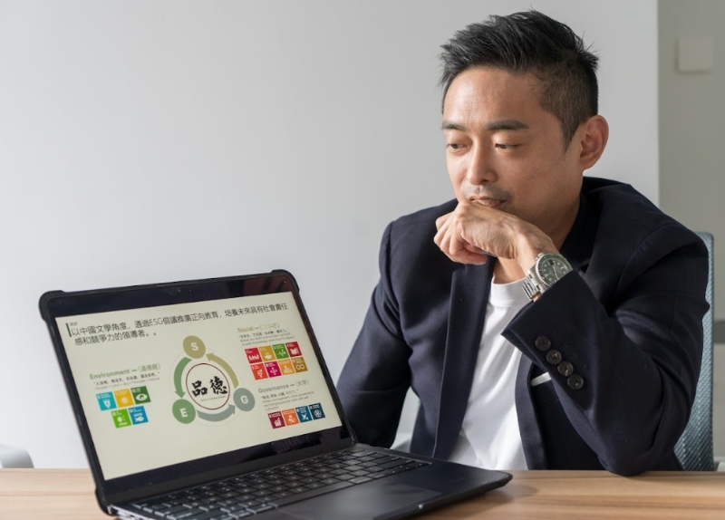 人们常说“发财立品”,但在他看来经济不好时应该是“立品发财”。 人们常说“发财立品”,但在他看来经济不好时应该是“立品发财”。