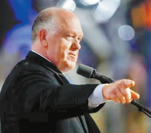 “边境沙皇 ”霍曼表示,过渡团队正考虑动用军方资源,协助大规模驱逐无证移民。 “边境沙皇 ”霍曼表示,过渡团队正考虑动用军方资源,协助大规模驱逐无证移民。