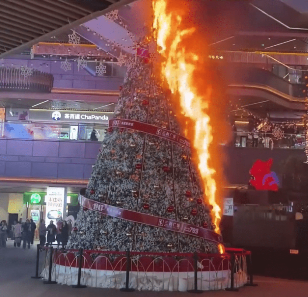 成都三利商场露天广场中央10米高巨型圣诞树起火,浓烟冲天。 成都三利商场露天广场中央10米高巨型圣诞树起火,浓烟冲天。