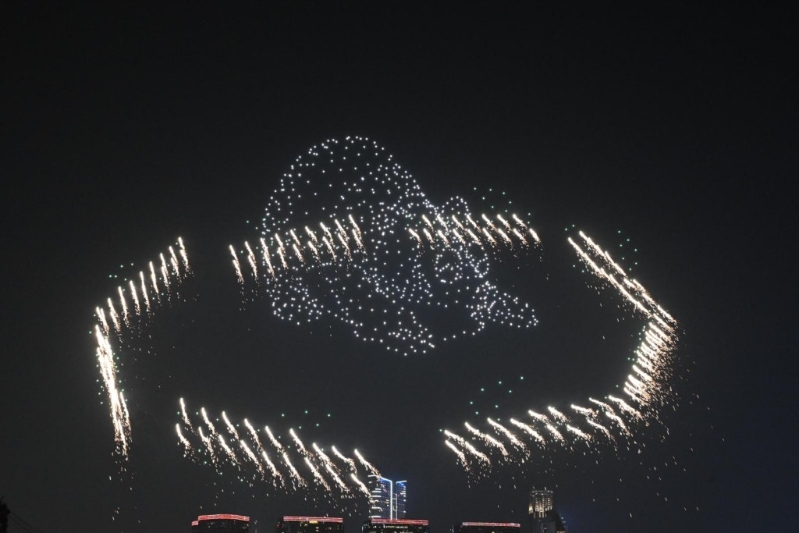 熊猫无人机配合烟火。 熊猫无人机配合烟火。