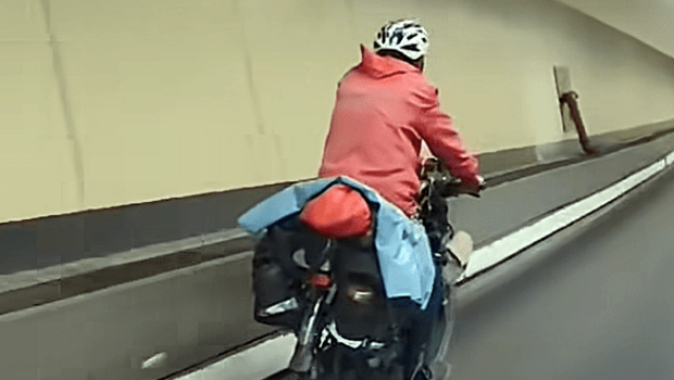 单车后面载满物件。 单车后面载满物件。