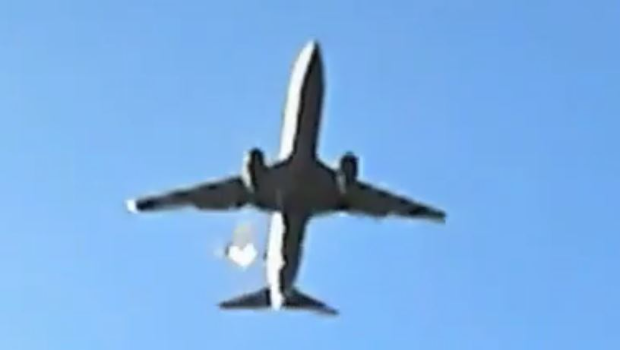 飞机右边引擎爆炸。 飞机右边引擎爆炸。