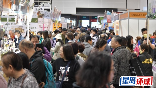 现场逼满人。 现场逼满人。