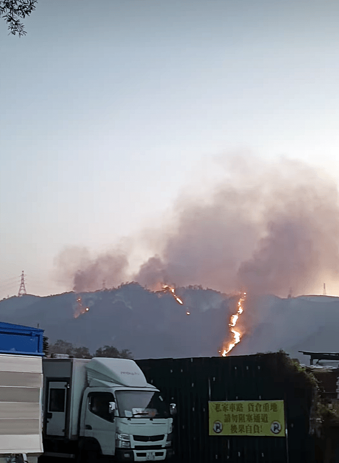 大棠山出现火龙。 大棠山出现火龙。