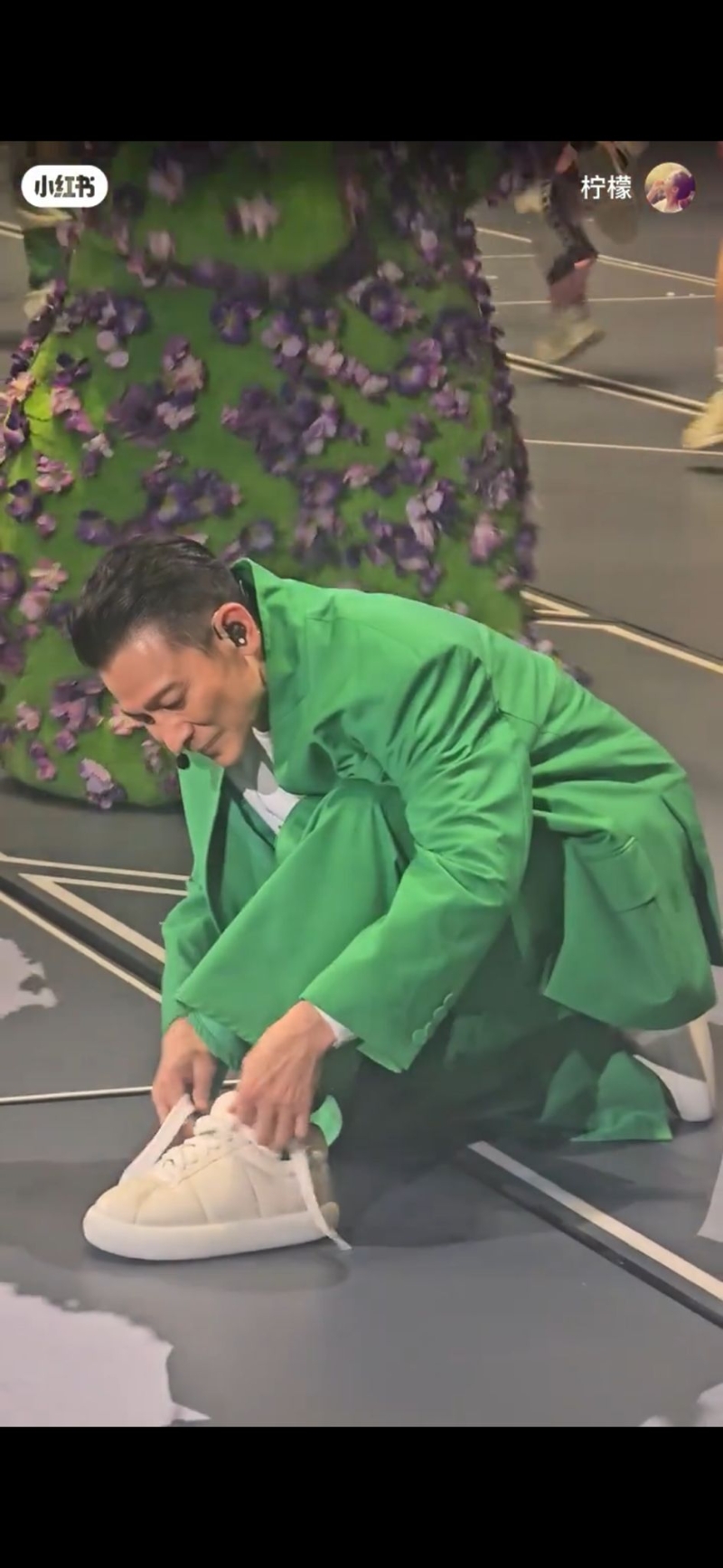 有刘德华粉丝近距离拍下华仔在台上绑鞋带的表情。 有刘德华粉丝近距离拍下华仔在台上绑鞋带的表情。