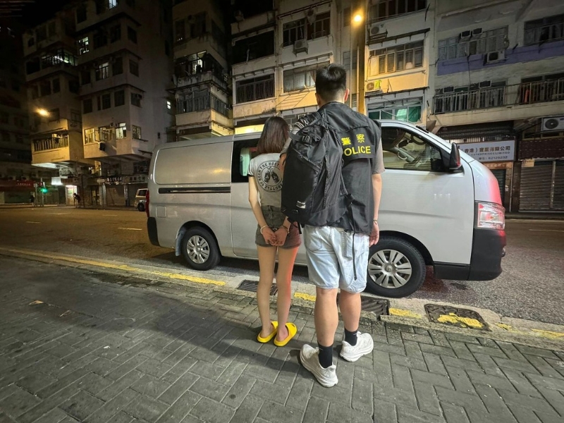 警方拘捕涉嫌贩运“太空油”的女子。 警方拘捕涉嫌贩运“太空油”的女子。