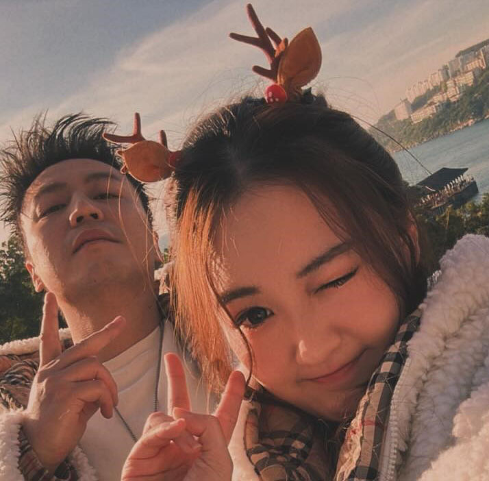 由于曾嘉晴当时刚刚大学毕业,而且比张建声年轻16年,因此被指发展“父女恋”。 由于曾嘉晴当时刚刚大学毕业,而且比张建声年轻16年,因此被指发展“父女恋”。