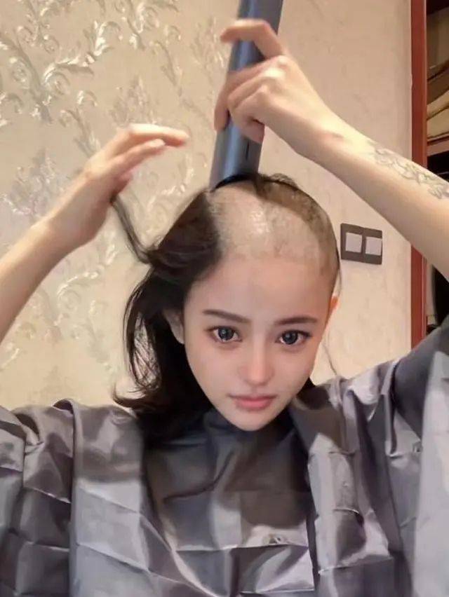 “咖啡”为自己剃头。 “咖啡”为自己剃头。