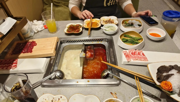 上海有火锅店的店员为服务增加的韩国游客 上海有火锅店的店员为服务增加的韩国游客