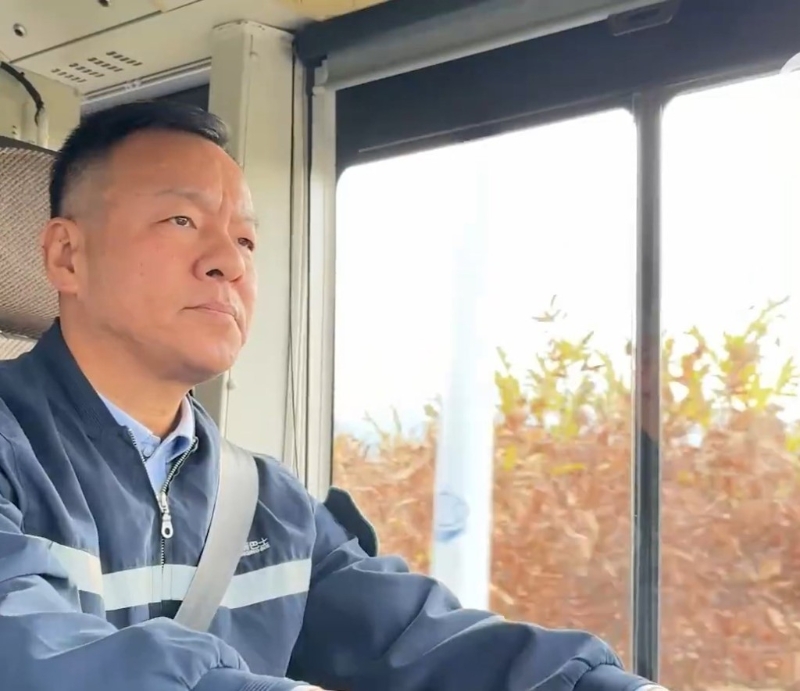 姜瑞垒成为青岛最孤独的巴士司机。 姜瑞垒成为青岛最孤独的巴士司机。
