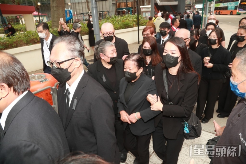 刘德华去年为父亲举办丧礼,一众亲友包括刘德华大姊也有现身。 刘德华去年为父亲举办丧礼,一众亲友包括刘德华大姊也有现身。